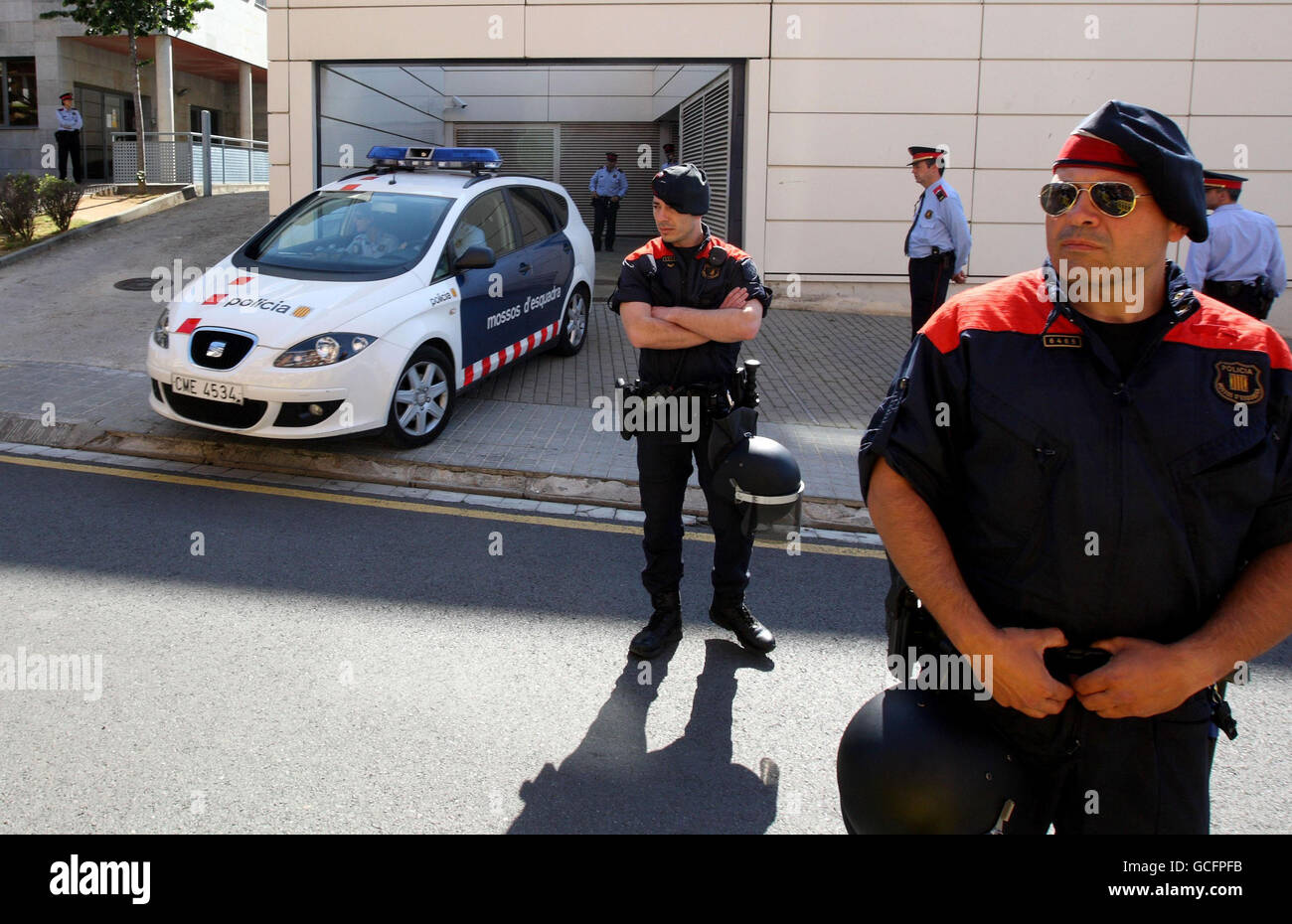 Una macchina di polizia lascia la stazione di polizia a Blanes, in Spagna, dove si tiene Lianne Smith. La donna britannica, i cui due figli sono stati trovati morti in una camera d'albergo spagnola, apparirà a corte questa mattina. Foto Stock