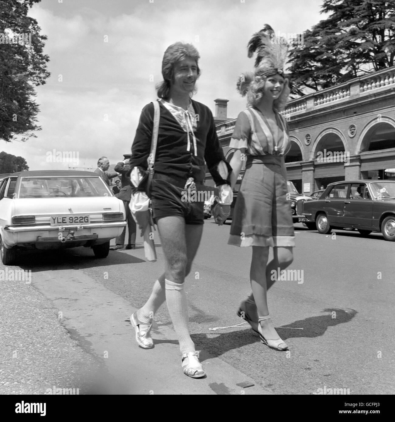 Il designer di moda Joe Dalyland indossa pantaloni caldi per accompagnare il suo modello Delia Whittaker per Royal Ascot. Ciò è stato dopo che il duca di Norfolk ha decretato che i pantaloni caldi per le donne sono inadatti a Royal Ascot Foto Stock