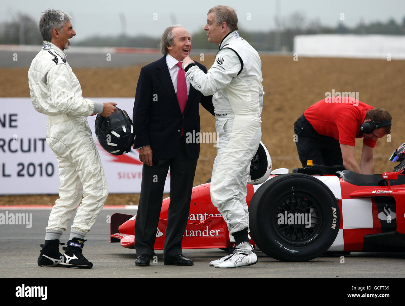 Il Duca di York condivide una barzelletta con il presidente della BRDC Damon Hill (a sinistra) e Sir Jackie Stewart (al centro) dopo essere stato preso su un giro nella vettura da corsa a due posti attorno al nuovo circuito di Silverstone, Towcester. Foto Stock
