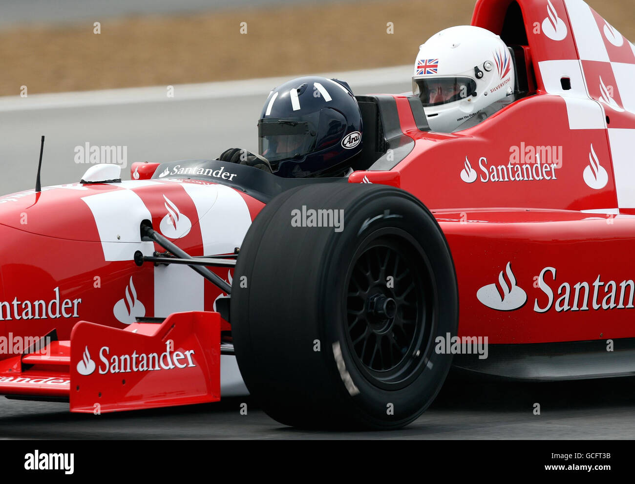 Il duca di York è preso su un giro del nuovo circuito di Silverstone dal presidente del BRDC Damon Hill in una vettura da corsa a due posti a Silverstone, Towcester. Foto Stock