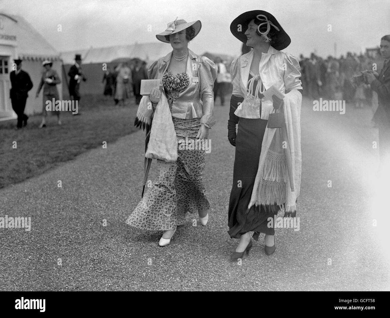 Corse di cavalli - Ascot reale - Moda. Moda femminile al Royal Ascot Foto Stock