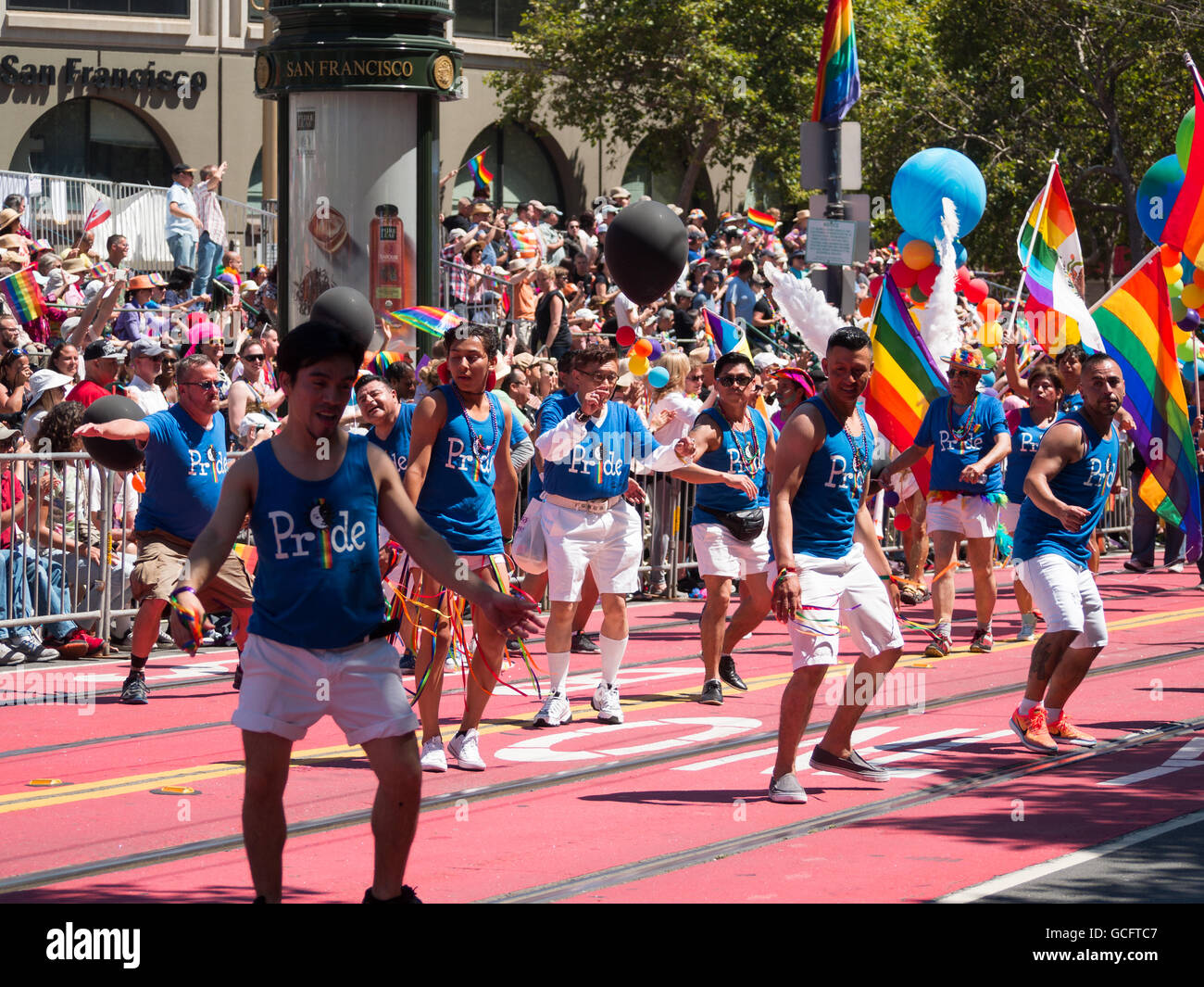 I Latinos dancing in San Francisco Pride Parade 2016 Foto Stock