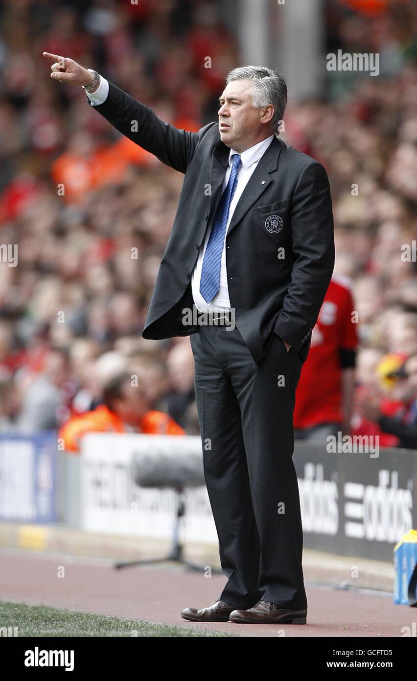 Calcio - Barclays Premier League - Liverpool v Chelsea - Anfield. Il manager del Chelsea Carlo Ancelotti sulla linea di contatto. Foto Stock