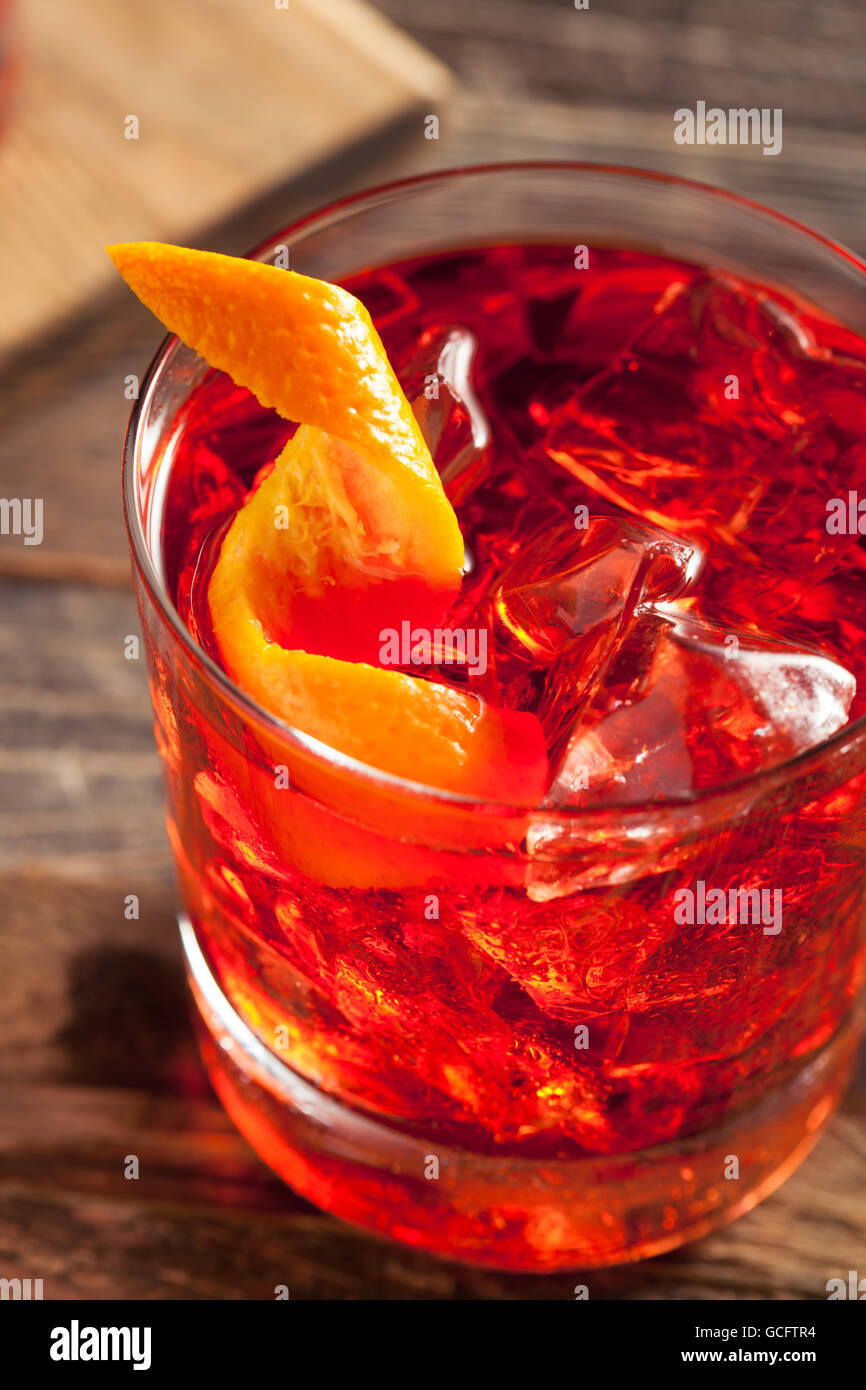 In casa Boozy Negroni Cocktail con arancia e twist Foto Stock