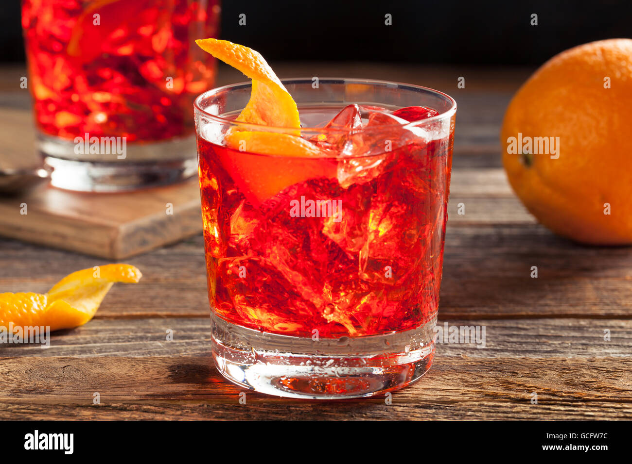 In casa Boozy Negroni Cocktail con arancia e twist Foto Stock