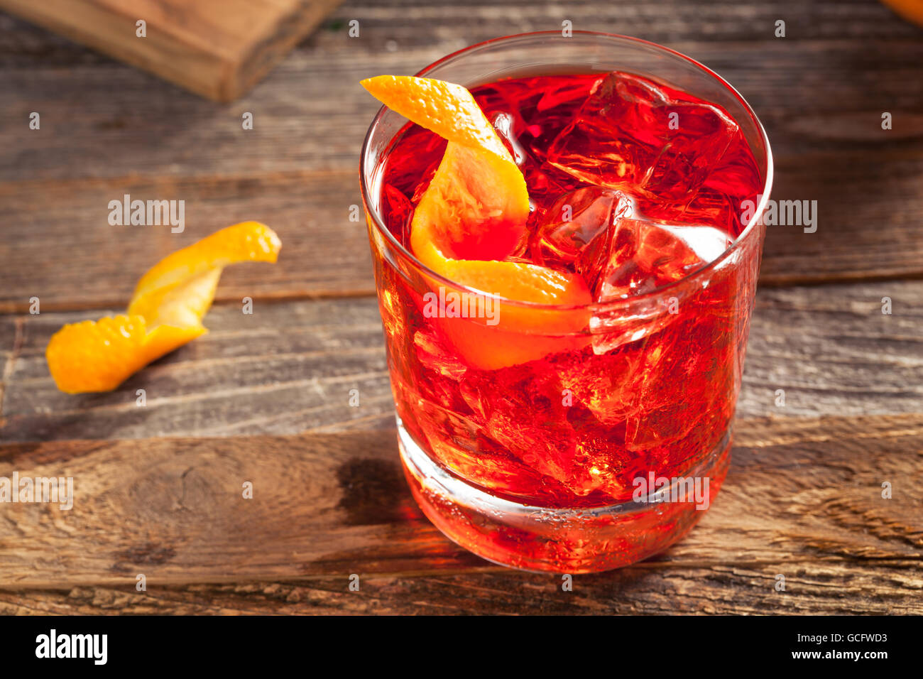 In casa Boozy Negroni Cocktail con arancia e twist Foto Stock