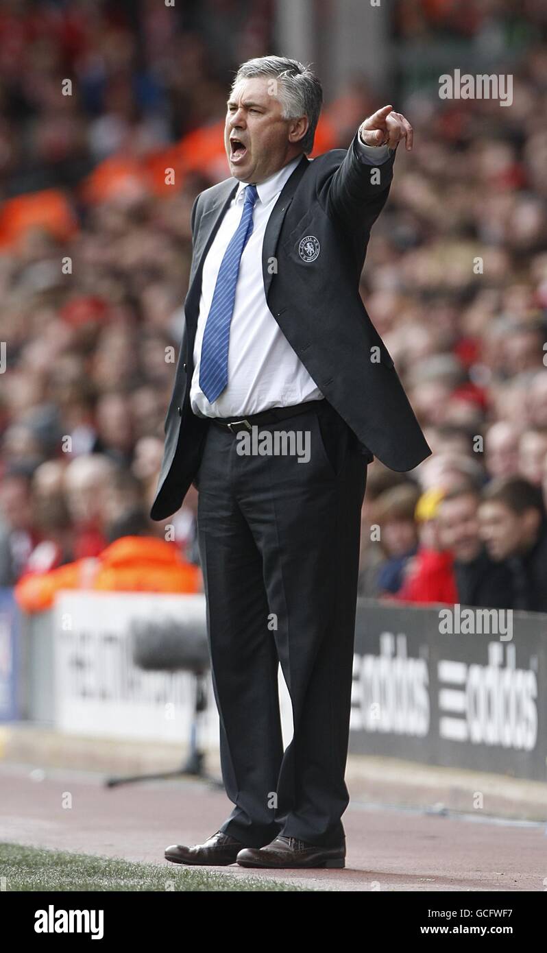 Calcio - Barclays Premier League - Liverpool v Chelsea - Anfield. Il manager del Chelsea Carlo Ancelotti sulla linea di contatto. Foto Stock