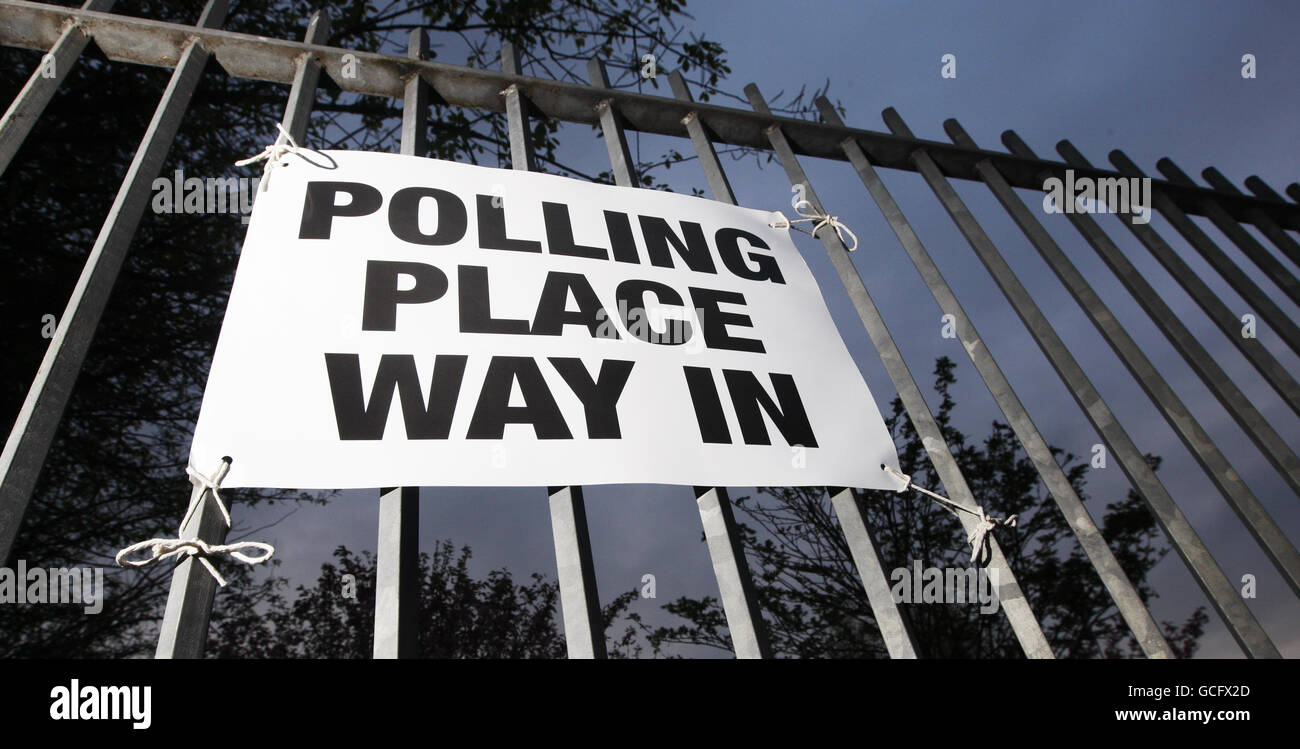 Un cartello alla stazione elettorale di Broomhouse Community Hall a Glasgow quando gli elettori di tutto il Regno Unito si sono preparati ad eleggere un nuovo governo. Foto Stock