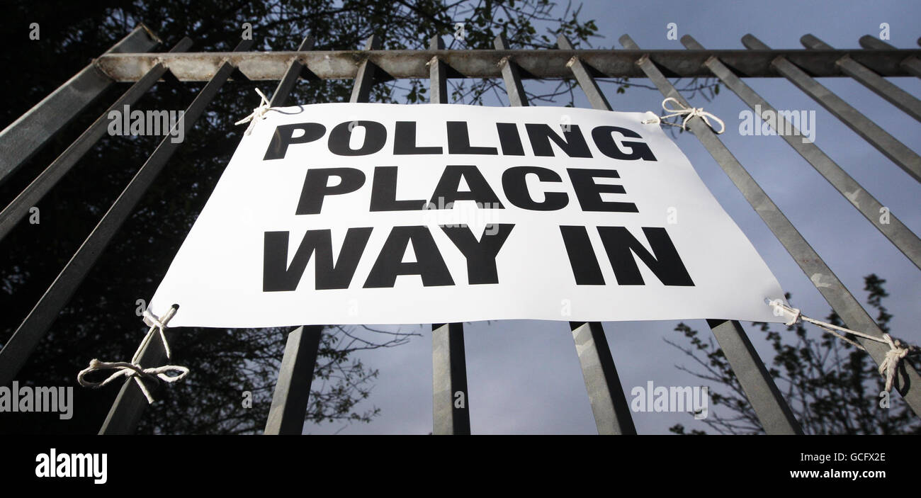 Un cartello alla stazione elettorale di Broomhouse Community Hall a Glasgow quando gli elettori di tutto il Regno Unito si sono preparati ad eleggere un nuovo governo. Foto Stock