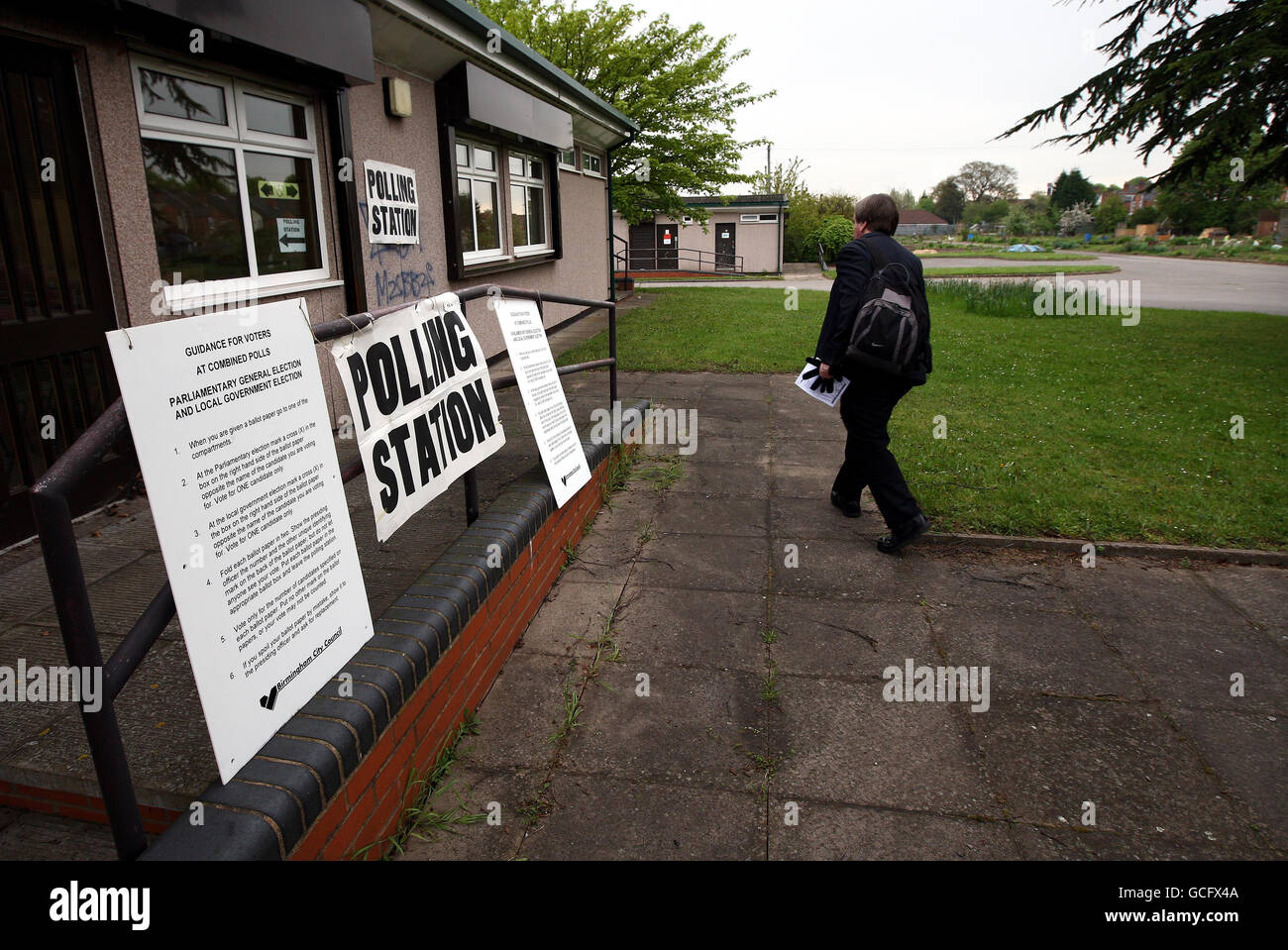 Un uomo arriva oggi a Bordesley Green allotments a Birmingham per esprimere il suo voto. Foto Stock