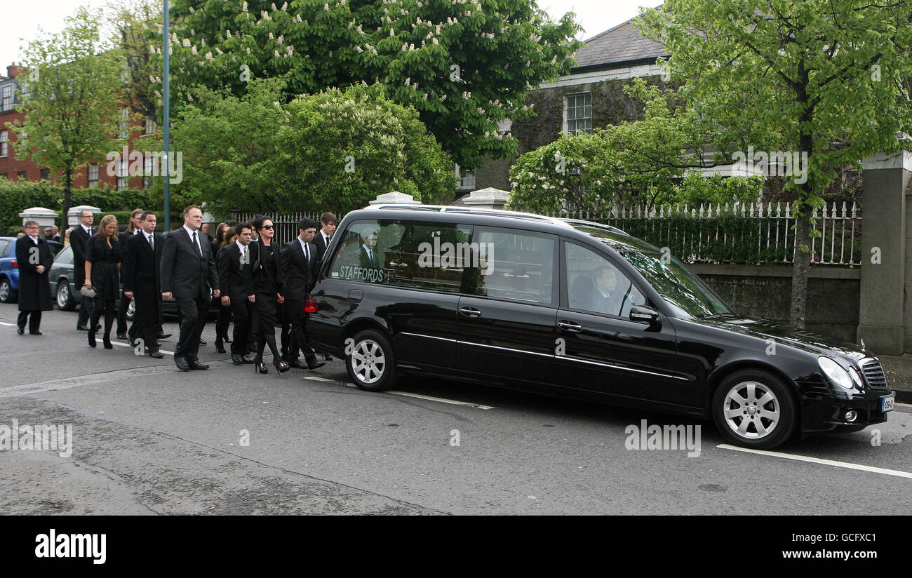 Il corteo funebre per l'emittente irlandese Gerry Ryan si fa strada dalla sua casa di famiglia a Clontarf, Dublino, alla vicina chiesa di San Giovanni Battista, dove avrà luogo il suo servizio funerario. Foto Stock