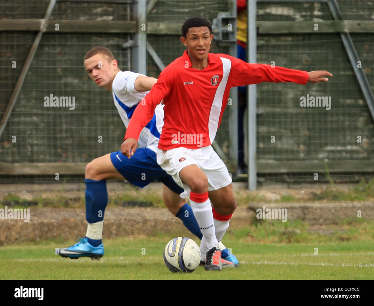 Calcio - Premier Academy League U18 - Gruppo A - Charlton Athletic / Crystal Palace - Sparrows Lane. Tosan Popo (a destra) di Charlton Athletic in azione contro il Crystal Palace Foto Stock