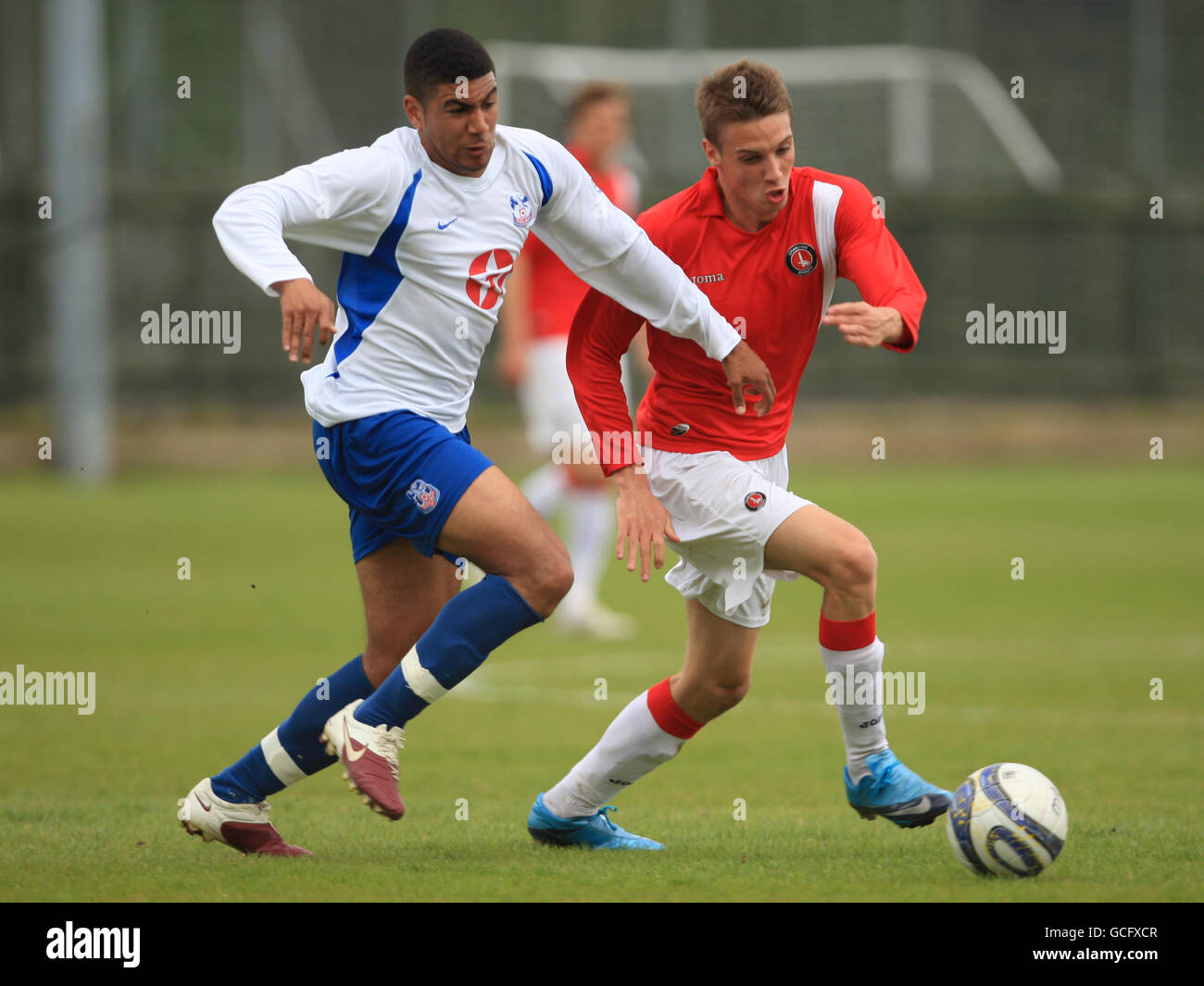 Liam Bellamy di Charlton Athletic (a destra) in azione contro il Crystal Palace Foto Stock