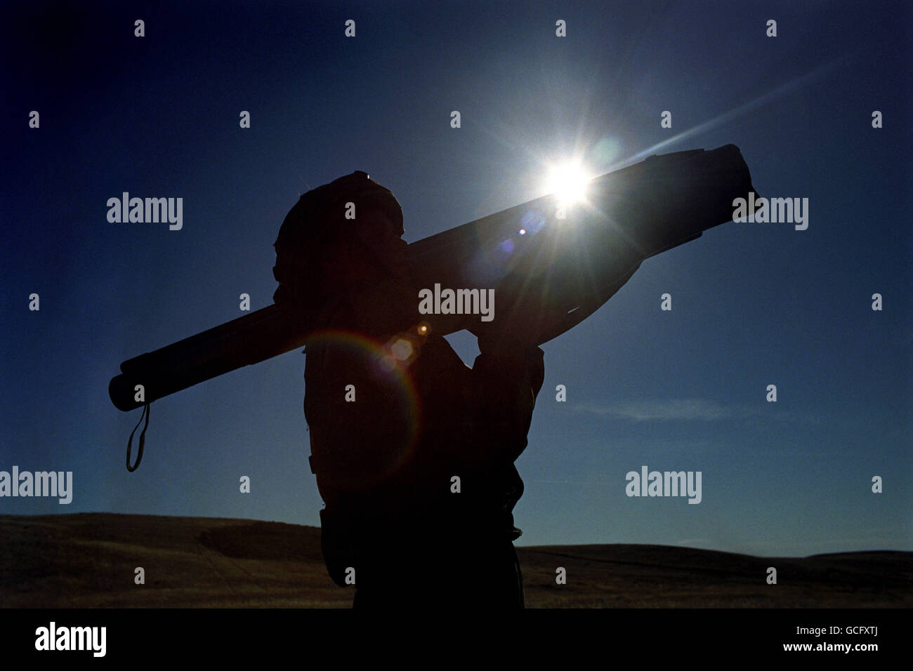 IL CAPORALE DI LANCIA DANNY STEWART DI 'A' SQUADRON, ROYAL LANCERS DELLA REGINA, SPARANDO UNA VERSIONE LASER DI UN'ARMA LEGGERA ANTI-ARMATURA DURANTE L'UOMO DI MEDICINA DI ESERCITAZIONE A 'BATUS', IN ALBERTA, CANADA. Foto Stock