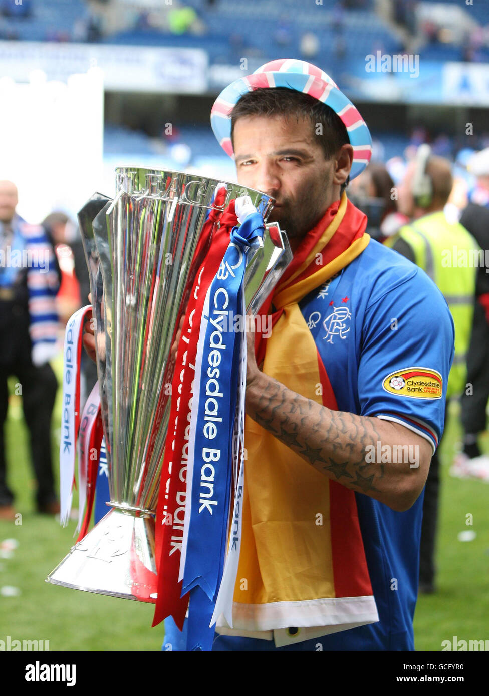 Calcio - Clydesdale Bank Scottish Premier League - Rangers / Motherwell - Ibrox Stadium. Nacho Novo di Rangers solleva il Trofeo del Campionato dopo la partita della Clydesdale Bank Scottish Premier League a Ibrox, Glasgow. Foto Stock