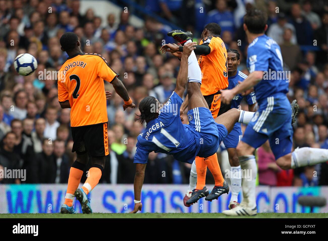 Calcio - Barclays Premier League - Chelsea / Wigan Athletic - Stamford Bridge. Didier Drogba (centro) di Chelsea tenta un calcio d'testa sul traguardo Foto Stock