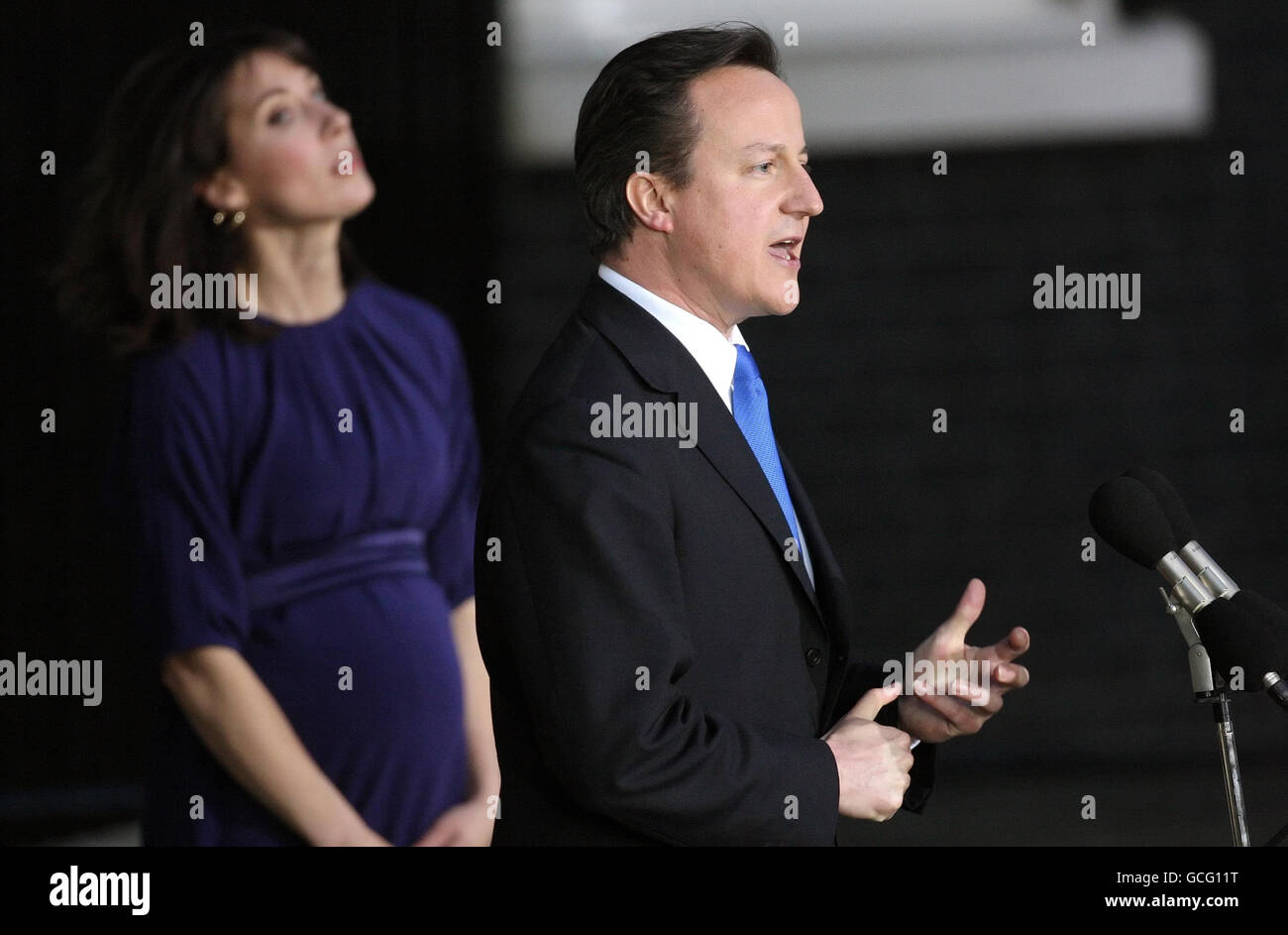 Il nuovo primo ministro britannico David Cameron e sua moglie Samantha arrivano a Downing Street dopo un'udienza con la Regina alla quale lo invitò a formare un nuovo governo. Foto Stock