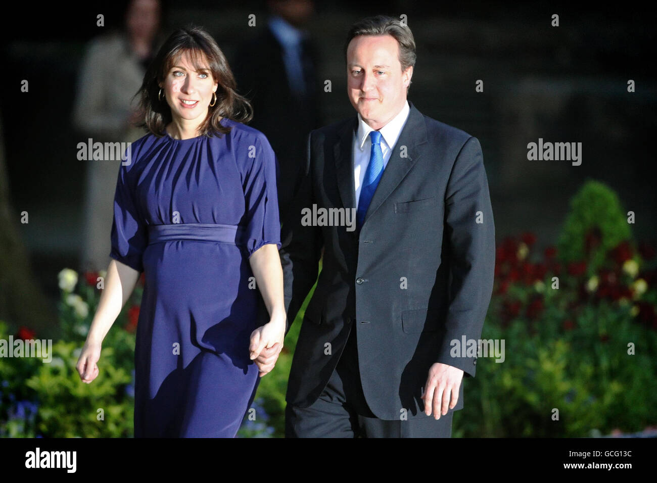 Il nuovo primo ministro britannico David Cameron e sua moglie, Samantha, arrivano a 10 Downing Street dopo un'udienza con la Regina alla quale lo invitò a formare un nuovo governo. Foto Stock