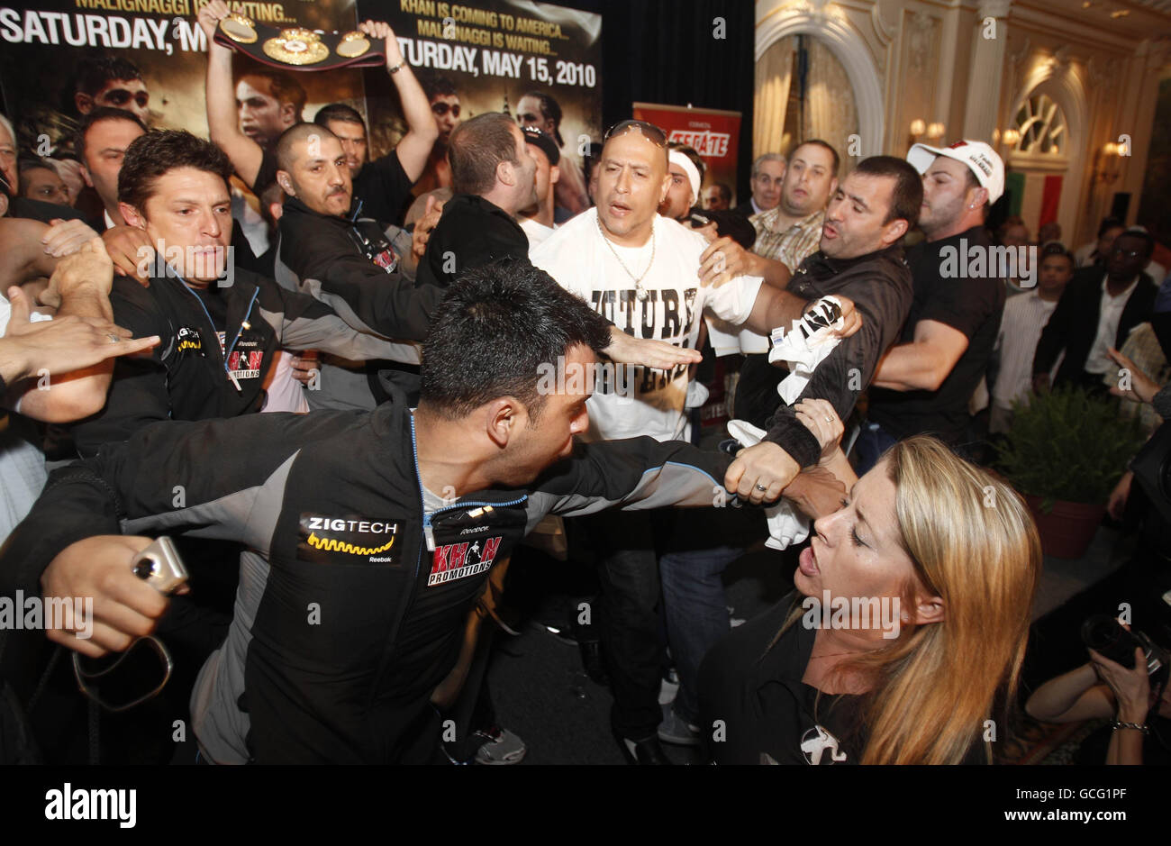 Le tensioni si acuiscono durante la Weigh di Amir Khan e Paulie Malignaggi a Essex House, New York. Foto Stock