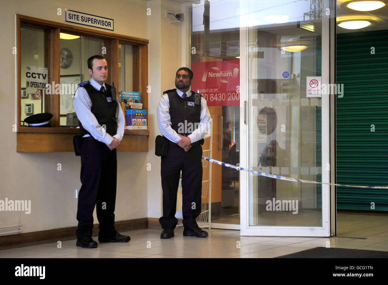 Gli ufficiali frequentano la scena a Beckton, a est di Londra, dopo che il deputato laburista Stephen Timms è stato pugnalato durante un intervento chirurgico di consulenza del collegio elettorale. Foto Stock