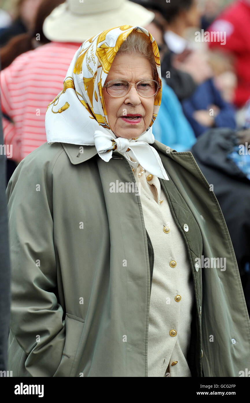 La Regina guarda il concorso Shetland Pony dal recinto pubblico, al Royal Windsor Horse Show nei terreni privati del Castello di Windsor. Foto Stock