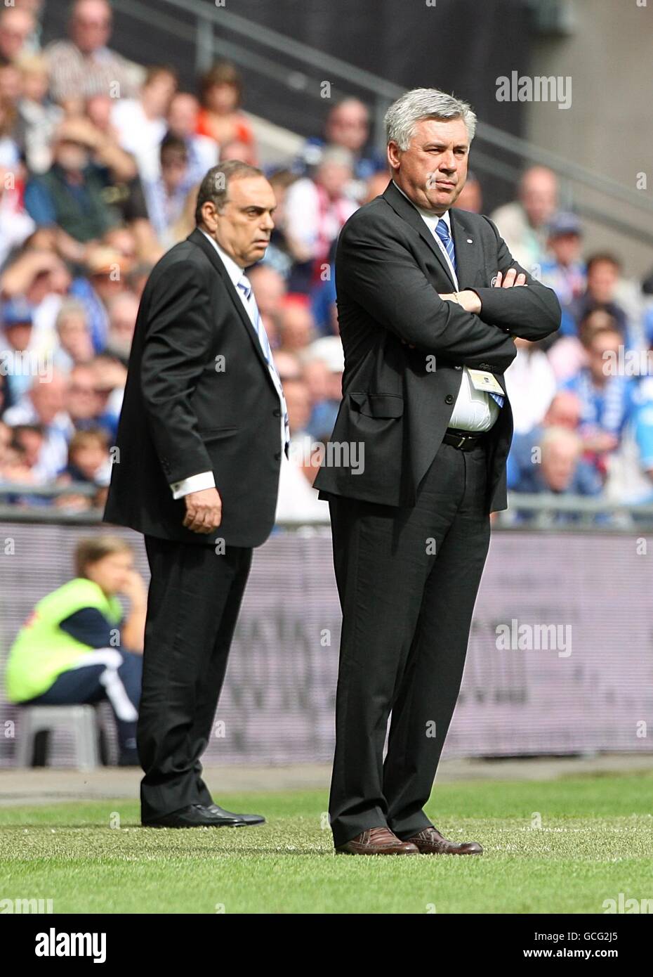Il manager di Portsmouth Avram Grant (a sinistra) e il manager del Chelsea Carlo Ancelotti (a destra) sulla linea di contatto. Foto Stock