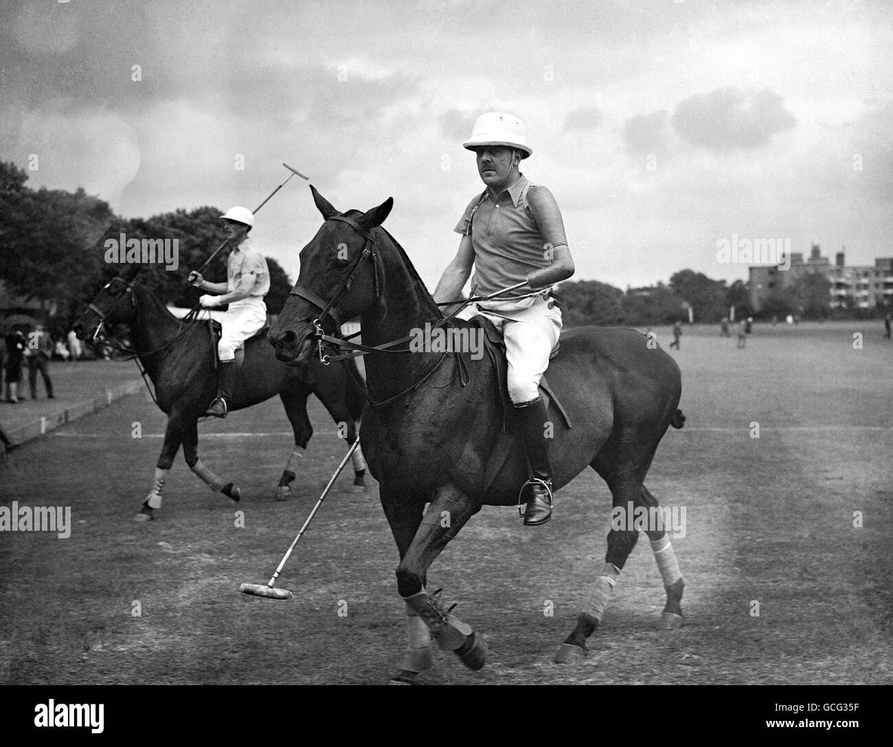 Lord Cowdray che ha perso e braccio, gioca con una mano artificiale e d'acciaio che tiene le redini Foto Stock