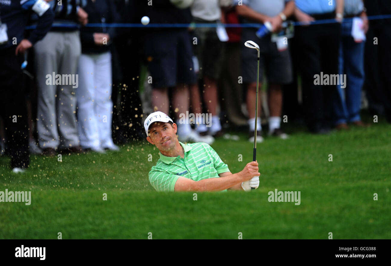 Golf - BMW PGA Championship 2010 - giorno uno - Wentworth Golf Club. Padraig Harrington, in Irlanda, gioca fuori dal bunker sull'undicesima buca durante il BMW PGA Championship al Wenworth Golf Club, Surrey. Foto Stock