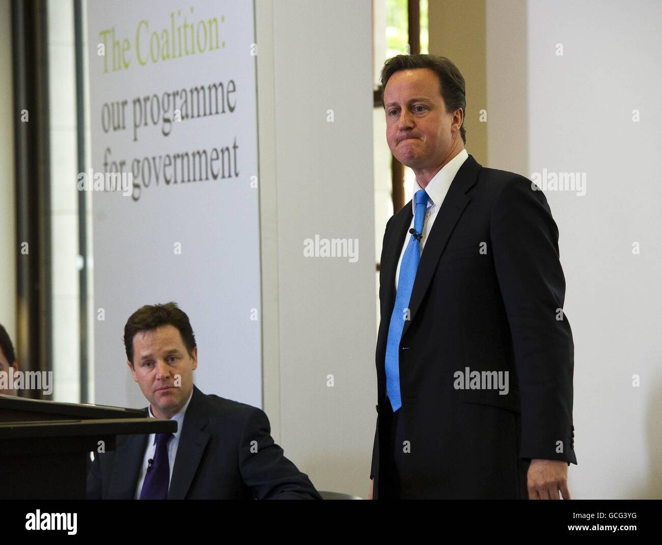 Il primo Ministro David Cameron durante il lancio del documento Government Program Coalition Agreement, presso il Tesoro nel centro di Londra. Foto Stock