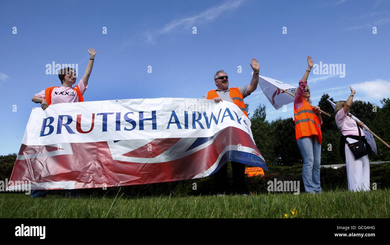 L'equipaggio di cabina della British Airways e i membri Unite hanno una linea picket all'aeroporto di Glasgow. L'equipaggio di cabina ha lanciato la prima di un'ondata di scioperi che minaccia di interrompere i voli per settimane. Foto Stock