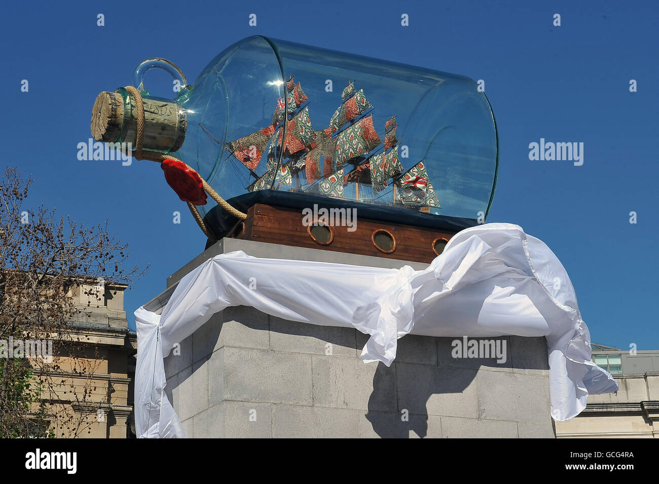 Il nuovo lavoro dell'artista Yinka Shonibare, Nelson's Ship in A Bottle, viene svelato sul quarto basamento di Trafalgar Square, Londra. Foto Stock