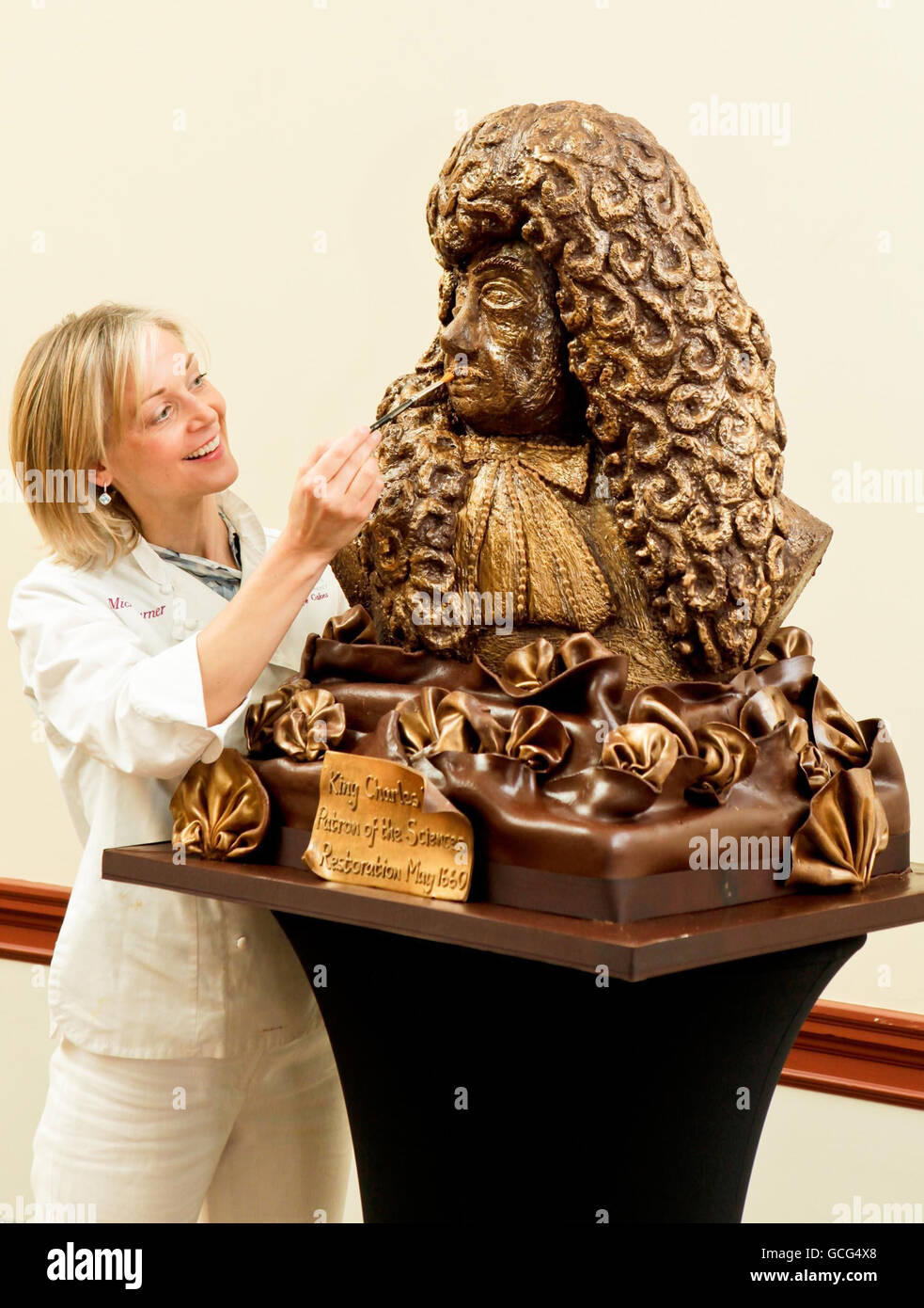 Mitch Turner, della Little Venice Cake Company, mette il tocco finale ad un busto di cioccolato di re Carlo II, patrono delle scienze, Che è stato commissionato dalla Royal Society of Chemistry (RSC) per celebrare il 350° anniversario del restauro della monarchia britannica, presso la RSC nel centro di Londra. Foto Stock