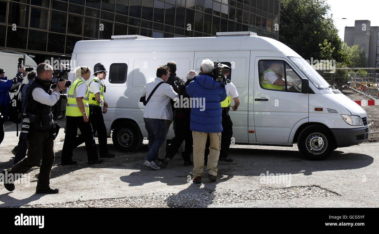 Un furgone di sicurezza prende Stephen Griffiths, 40, lontano dalla corte dei Magistrati di Bradford dove apparve accusato di aver ucciso le prostitute Suzanne Blamires, 36, Shelley Armitage, 31, e Susan Rushworth, 43. Foto Stock