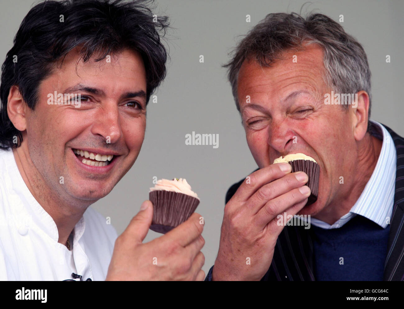 Jean Christophe Novelli (a sinistra) e Nick Nairn lanciano il festival Taste of Edinburgh, che si svolge a Inverleith Park dal 28 al 30 maggio. Il festival vedrà circa 20,000 spettatori del festival che provano i tavoli da degustazione e le lezioni di cucina. Foto Stock