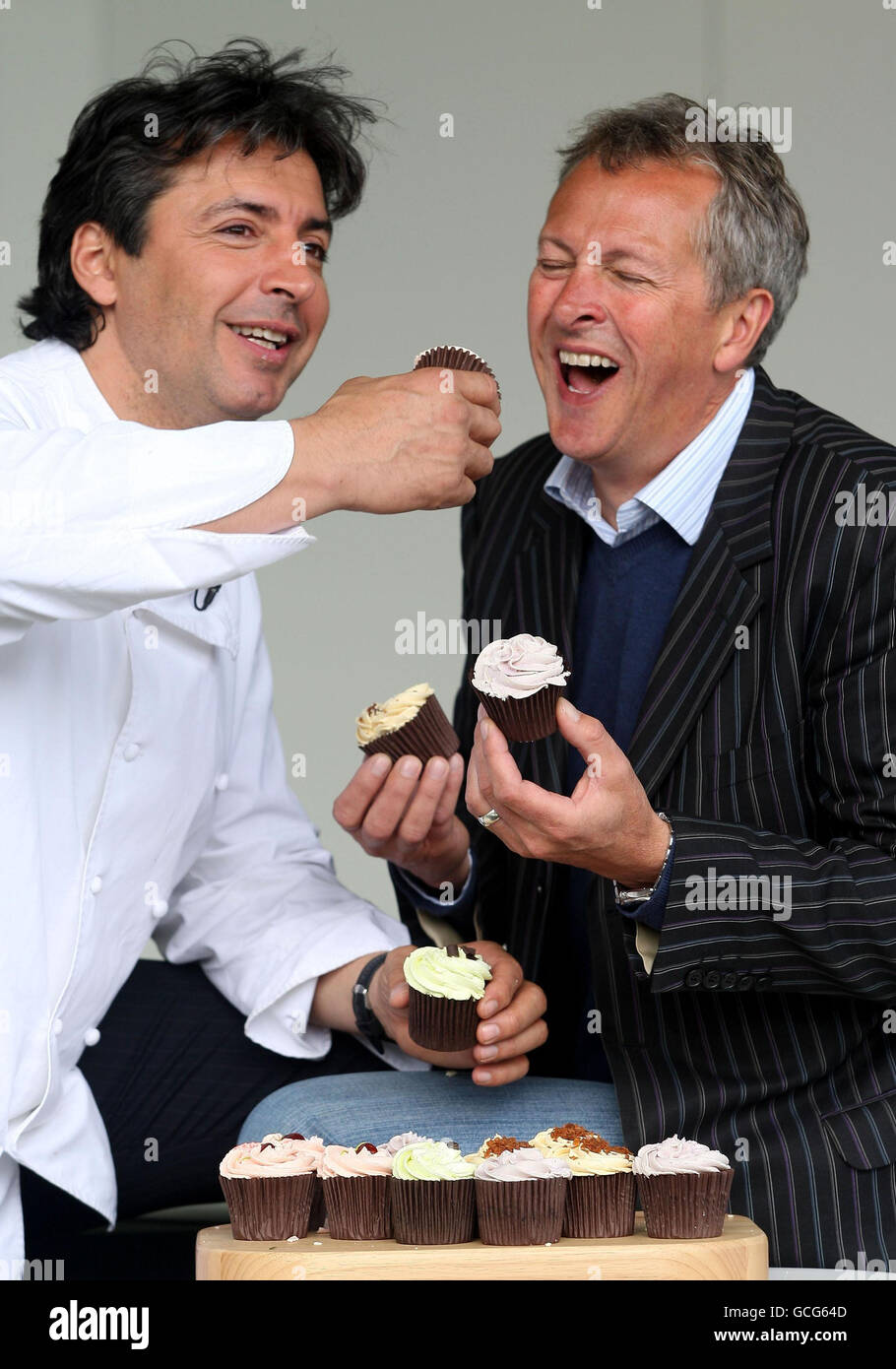 Jean Christophe Novelli (a sinistra) e Nick Nairn lanciano il festival Taste of Edinburgh, che si svolge a Inverleith Park dal 28 al 30 maggio. Il festival vedrà circa 20,000 spettatori del festival che provano i tavoli da degustazione e le lezioni di cucina. Foto Stock
