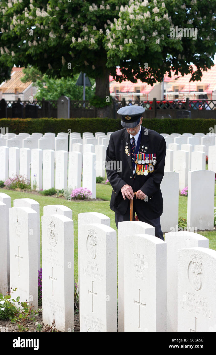 Dunkirk Veteran Arthur Taylor 89, cammina tra le tombe dei compagni caduti dopo un servizio al Commonwealth War Graves Commission Cemetery a Dunkirk, Francia, come parte della 70a commemorazione dell'operazione Dynamo. Foto Stock