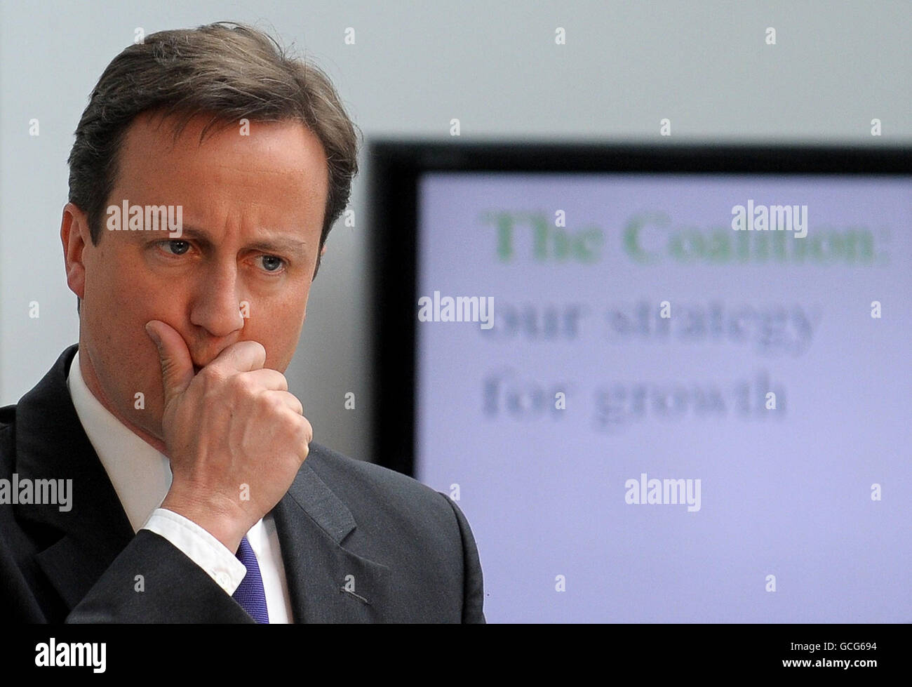 Il primo ministro David Cameron parla ai membri della comunità imprenditoriale locale di pace a Shipley, nello Yorkshire occidentale, mentre definisce la strategia del governo per la crescita economica. Foto Stock