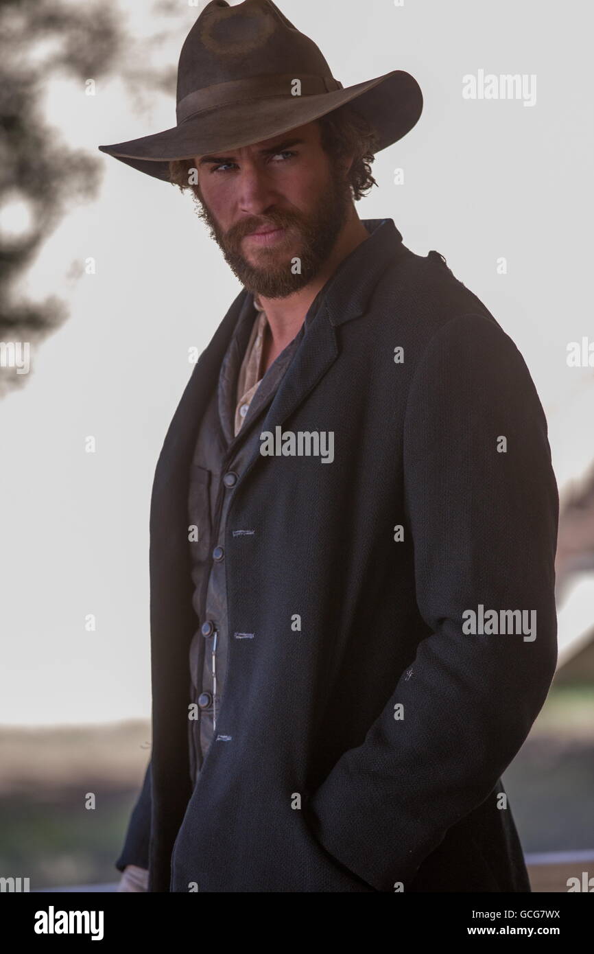 Data di rilascio: giugno 24, 2016 Titolo: Il Duello STUDIO: Lionsgate direttore: Kieran Darcy-Smith Trama: un Texas Ranger indaga su una serie di morti inspiegabili in una città chiamata Helena starring: Liam Hemsworth, Woody Harrelson (credito: c Lionsgate/Entertainment Pictures/) Foto Stock