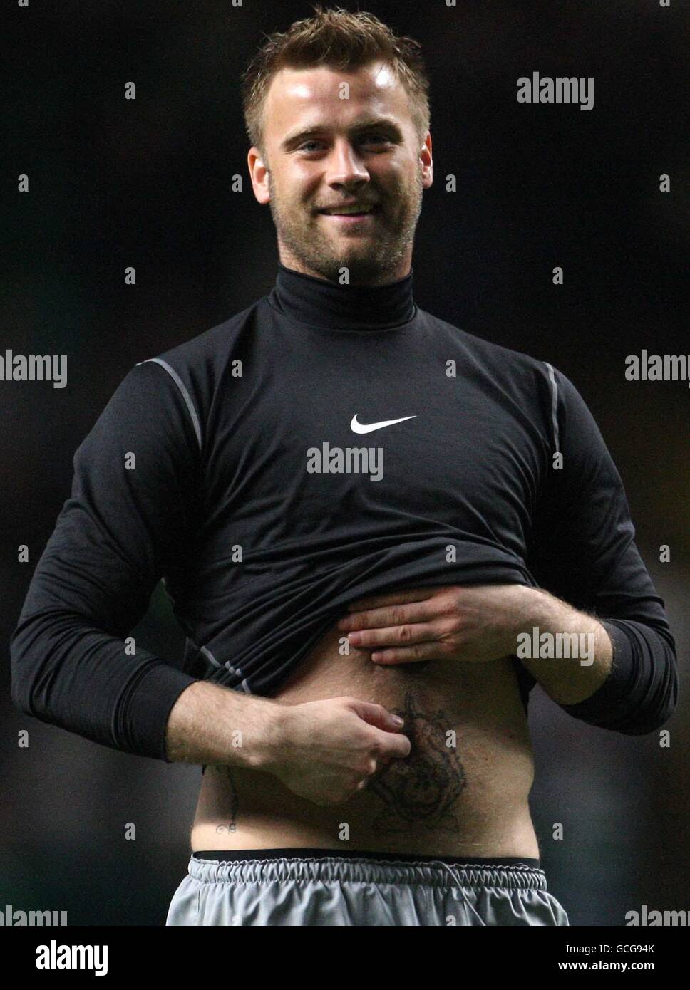 Artur Boruc di Celtic segnala ai fan dei Rangers durante la partita della Clydesdale Bank Scottish Premier League al Celtic Park, Glasgow. Foto Stock