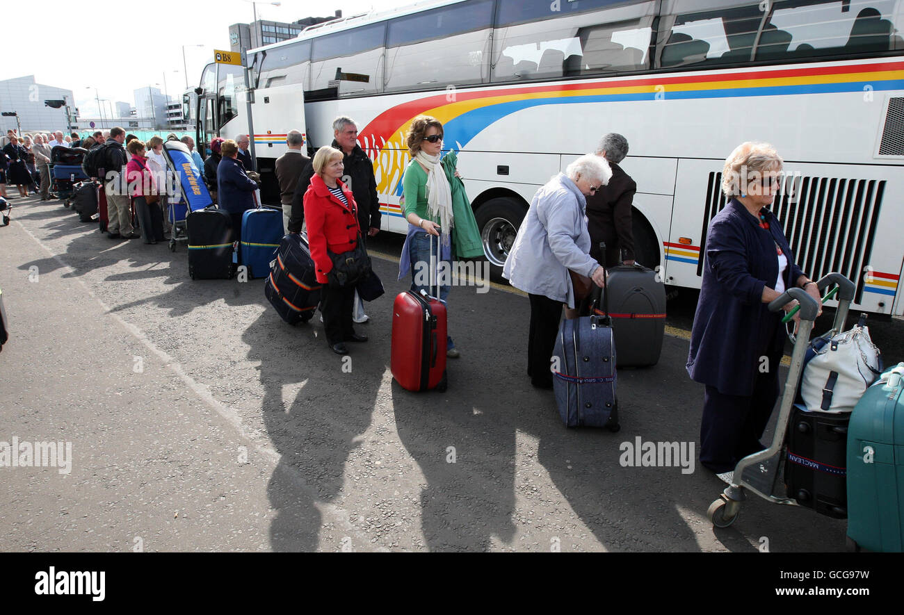 I passeggeri dell'aeroporto di Glasgow, che è chiuso a causa della cenere vulcanica presente nell'atmosfera, aspettano che gli autobus li portino ad altri aeroporti del Regno Unito in modo che possano continuare il loro viaggio. Foto Stock