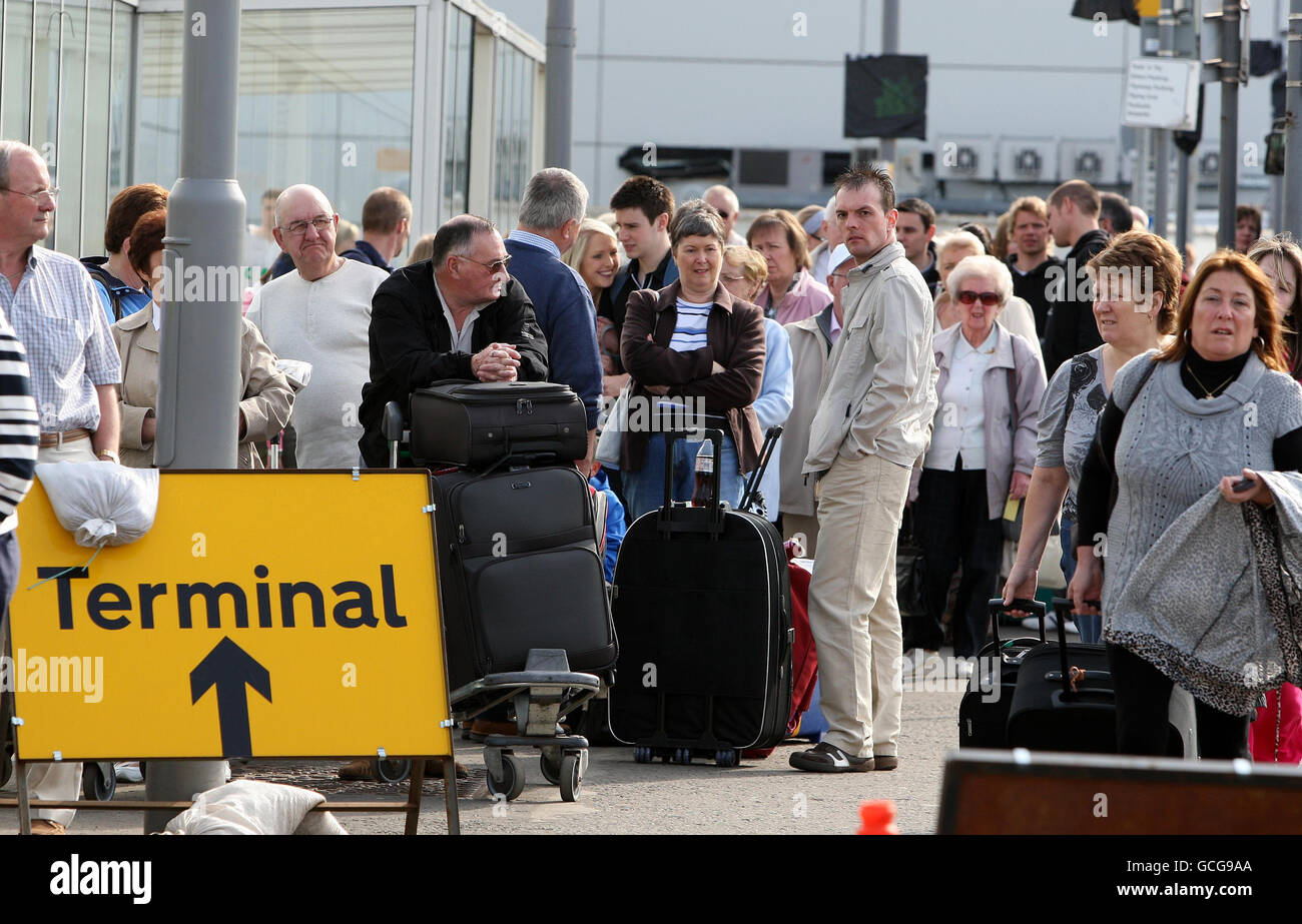 I passeggeri dell'aeroporto di Glasgow, che è chiuso a causa della cenere vulcanica presente nell'atmosfera, aspettano che gli autobus li portino ad altri aeroporti del Regno Unito in modo che possano continuare il loro viaggio. Foto Stock