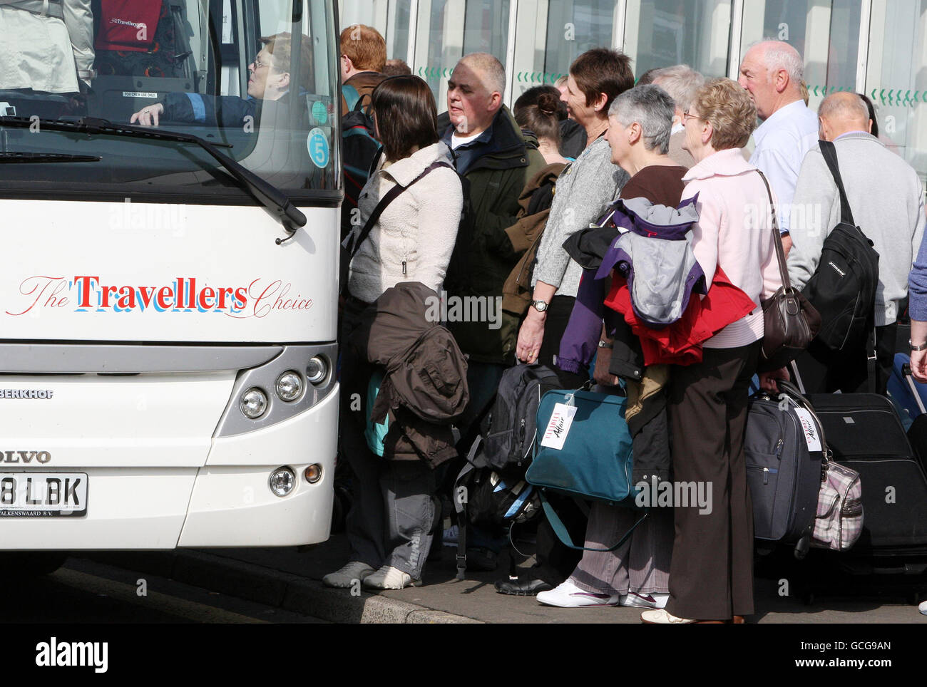 I passeggeri dell'aeroporto di Glasgow, che è chiuso a causa della cenere vulcanica presente nell'atmosfera, saliranno a bordo degli autobus per portarli in altri aeroporti del Regno Unito in modo che possano continuare il loro viaggio. Foto Stock
