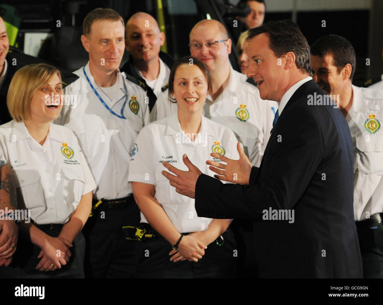 Il leader del Partito conservatore David Cameron incontra gli equipaggi delle ambulanze presso il West Midlands Ambulance Service di Dudley mentre ha fatto una campagna elettorale per tutta la notte in una spinta finale per i voti mentre si avvicina il giorno delle elezioni generali. Foto Stock