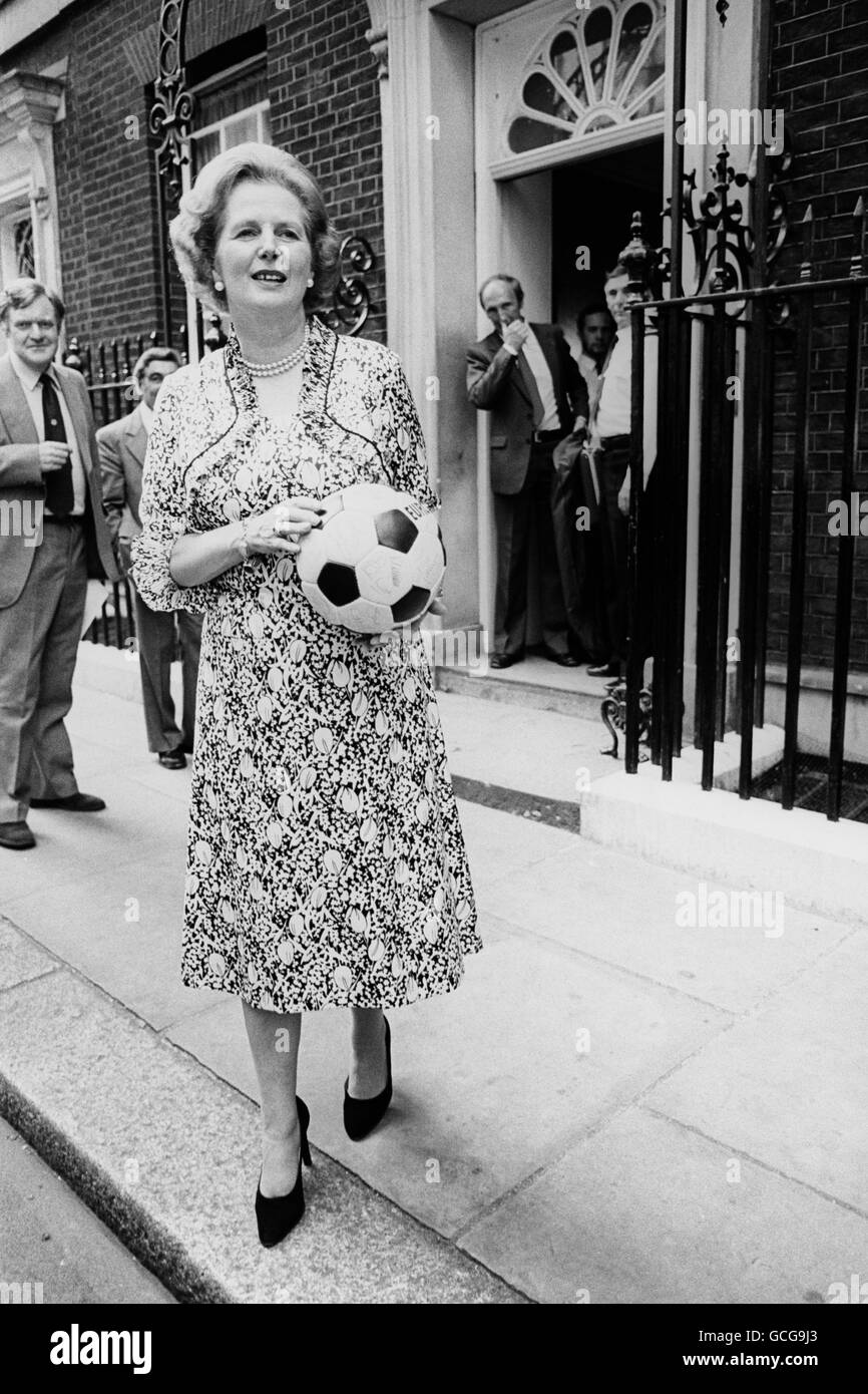 Il primo Ministro Margaret Thatcher fuori Downing Street con un calcio autografato dalla squadra di calcio inglese per i campionati europei che saranno scompaiati in aiuto della NSPCC. Foto Stock