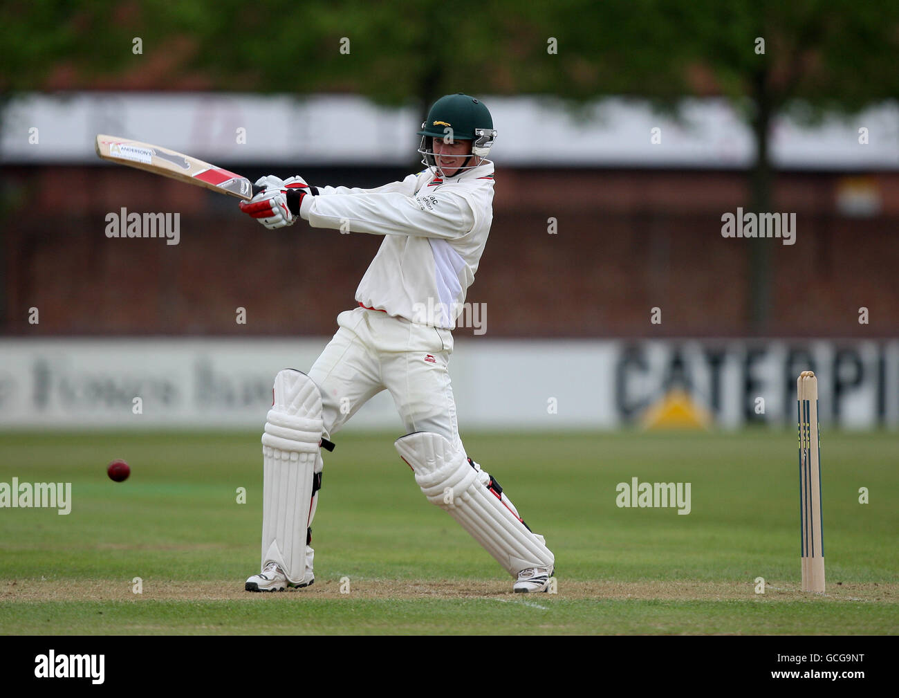 Cricket - Liverpool Victoria County Championship - Divisione due - giorno due - Leicestershire v Worcestershire - Grace Road. Tom New di Leicestershire sulla sua strada per un punteggio di 22 Foto Stock