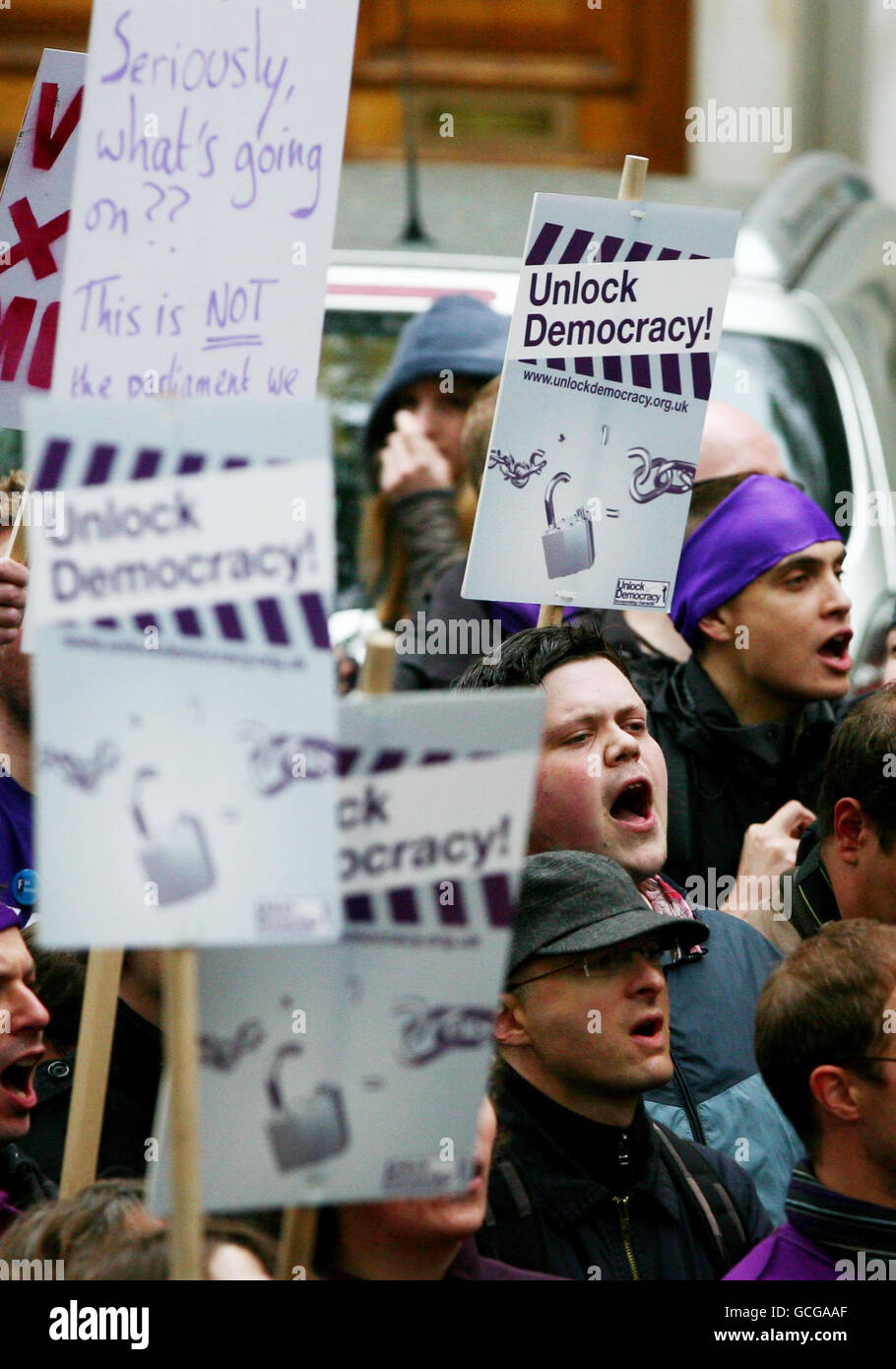 I manifestanti della campagna take Back Parliament protestano al di fuori della Casa del Governo locale a Smith Square, Londra, mentre il gabinetto ombra dei liberali democratici tiene colloqui a seguito del risultato delle elezioni generali. Foto Stock