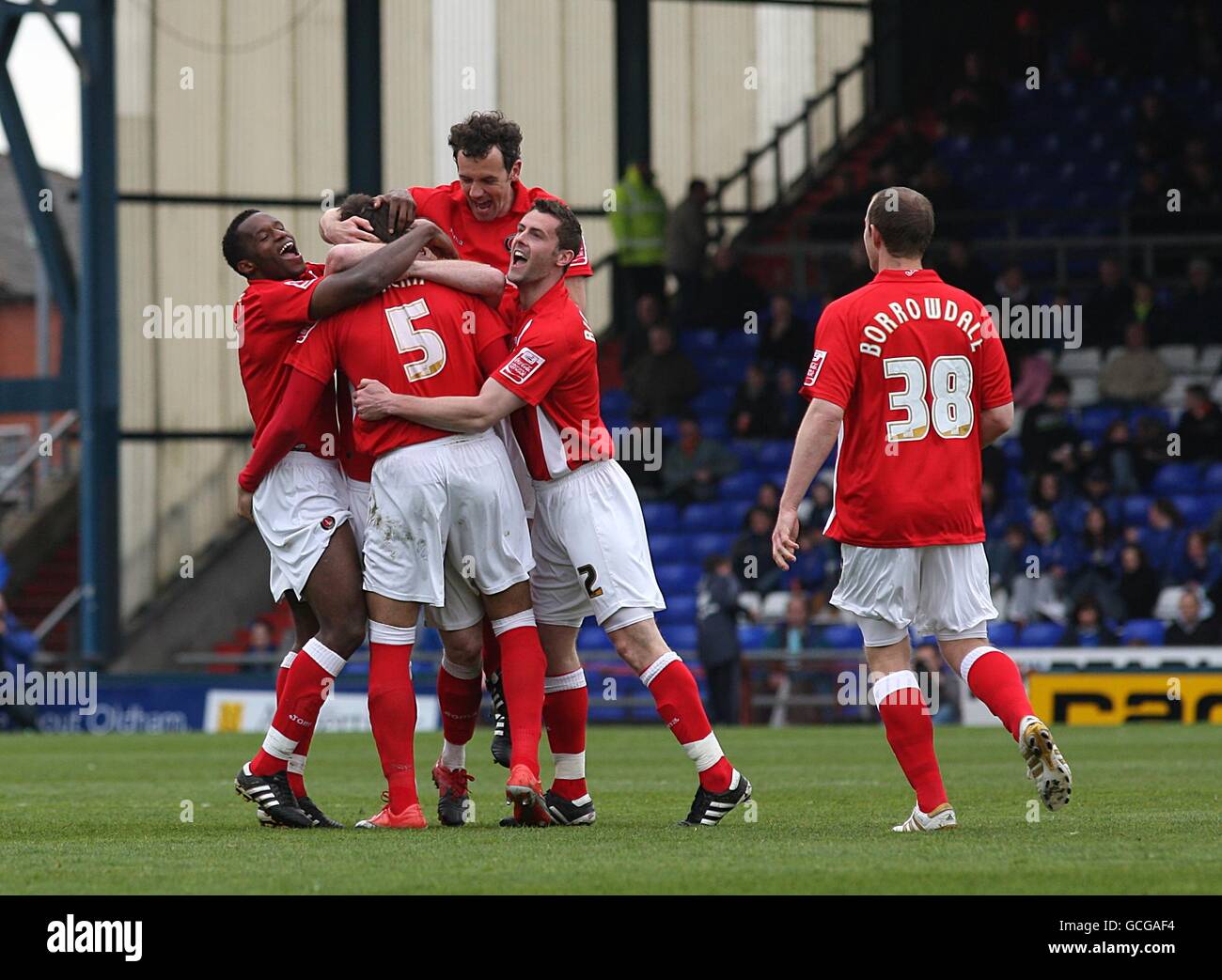 **** Miguel Angel Llera di Charlton Athletic (numero 5) celebra il loro secondo gol con i suoi compagni di squadra. Foto Stock