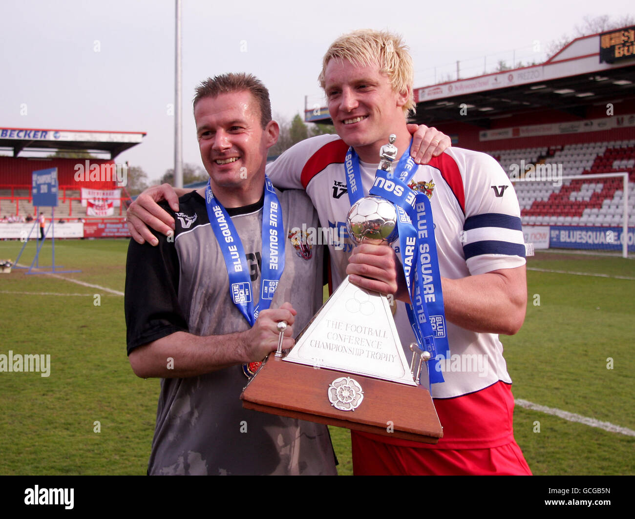 Il direttore di Stevenage Borough Graham Westley (a sinistra) e il capitano Mark Roberts Foto Stock