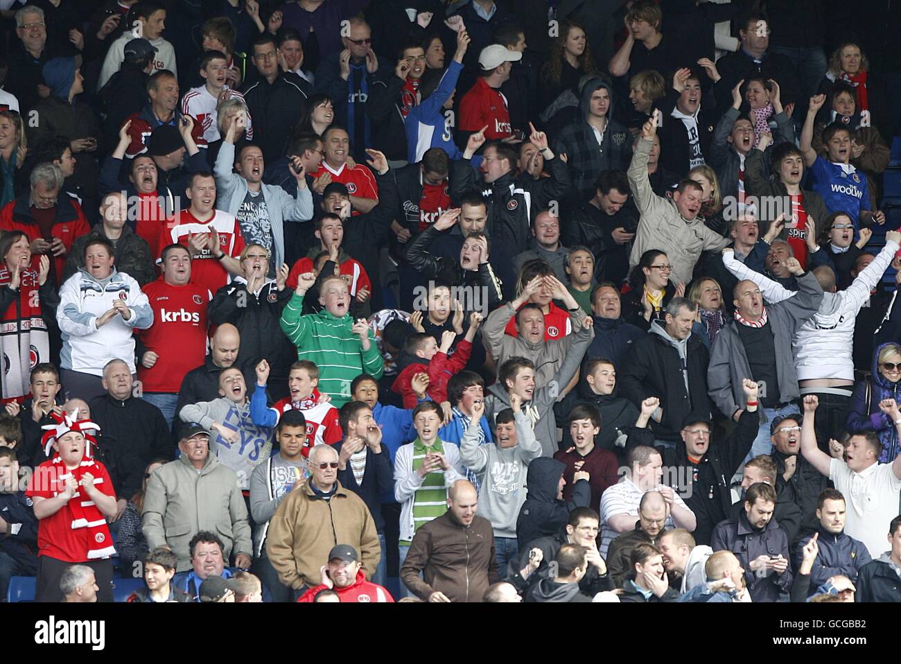 Calcio - Coca-Cola Football League One - Oldham Athletic / Charlton Athletic - Boundary Park. Charlton Athletic tifosi celbrate andando 1-0 in su negli stands. Foto Stock