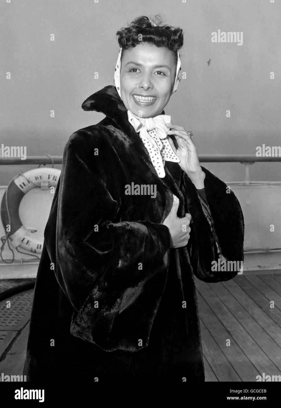 La cantante jazz americana Lena Horne a bordo della nave francese "Ile de France" a Southampton Water. La sig.na Horne, che più tardi visiterà la Gran Bretagna, è in viaggio per Parigi e Stoccolma. Foto Stock